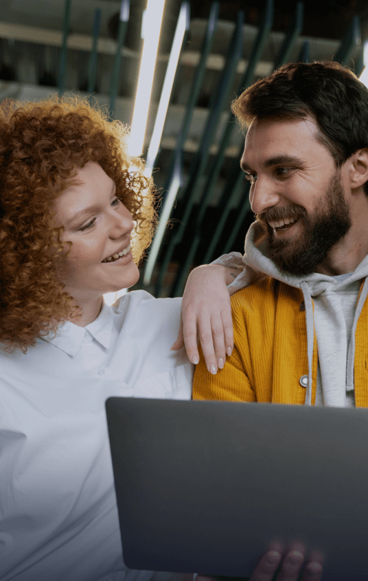 Pessoas sorridente com notebook