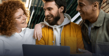 Pessoas sorridente com notebook